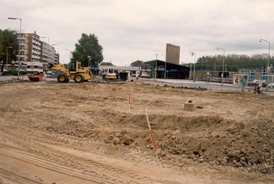 Stationsplein
De aanleg van het nieuwe Stationplein in de jaren 1957/1960 was een gigantisch karwei, er moest heel veel werk verricht worden. Toen de werkzaamheden en de bouw van het nieuwe station klaar waren kon dit op 29 april 1960 door de toenmalige Commissaris van de Koningin geopend worden. De Haarlemse bloemenmeisjes kwamen het feest opluisteren. Maar een aantal jaren later bleek dat het busstation veel te groot was omdat met name de autobussen van Hoogovens niet meer vanaf het Stationsplein vertrokken, daarom werd het Stationsplein weer aangepast. De foto moet uit rond 1980 dateren.
Keywords: bwijk stationsplein