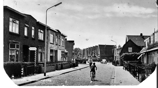 Noorderwijkweg 1957
In het boek “Dit was Beverwijk” staan ook vele foto’s met weinig of geen tekst. Wij willen u deze foto’s niet onthouden, de Noorderwijkweg. Een leuk detail is dat op de foto een ANWB bordje in de tuin staat die de fietser de goede richting uit moet sturen en de straat heeft weinig groen zonder parkeervakke. De Noorderwijkweg is een verbindingsweg tussen de Populierenlaan en Westerhout.  

Bron: boek “Dit was Beverwijk”, auteurs: J.M. Van der Linden/ W. A. Spruit                 
Bewerking: Co Backer
                                                      
Foto: Piet Goedhart
Keywords: bwijk noorderwijkweg