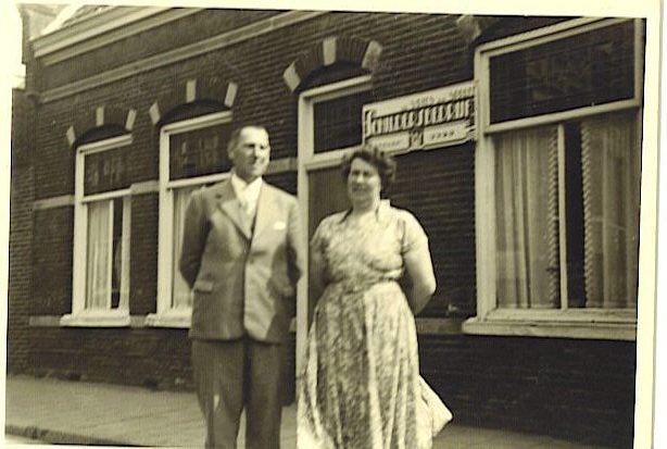 Familie De Vries
Familie De Vries uit de Koningstraat 55. 

Wij hebben daar gewoond van 1938 tot 1964, mijn vader had een schildersbedrijf zoals op de foto te zien is.

foto: Henk de Vries
Keywords: koningstraat bwijk