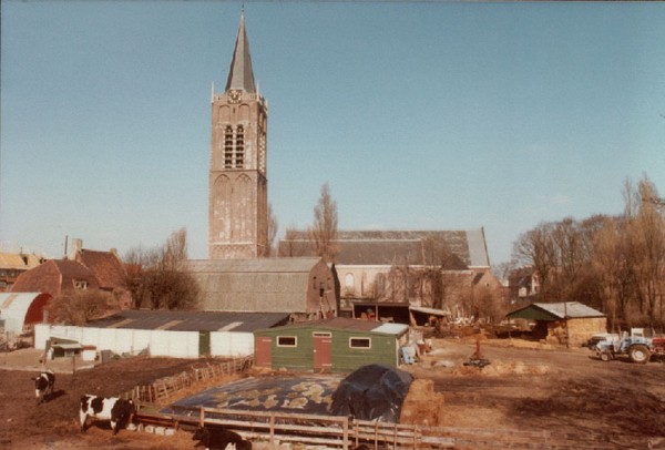 De Raep
Zicht op de Wijkertoren vanaf De Raep. Met dank aan C.E. de Boer te Velsen Noord & de Archeologische Werkgroep Beverwijk-Heemskerk
Keywords: raep bwijk kerkbuurt