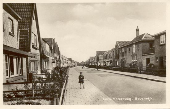 Cornelis Matersweg
De ansichtkaart toont ons het begin van de Cornelis Matersweg gezien vanaf de Boeweg.
Een lege straat zonder autoverkeer, thans is de straat zodanig aangepast dat al het staal er een plaats kan vinden. Cornelis Maters was een man van grote betekenis voor onze regio. Maters was de man die er voor ijverde o.a. aan deze straat betaalbare eigen woningen te bouw. Hij was enige tijd raadslid voor de SDAP (tegenwoordig P.v.d.A.) in Beverwijk, maar moest dit opzeggen toen hij naar Wijk aan Zee en Duin verhuisde. Ofschoon hij kort hierna weer naar Beverwijk terugkwam keerde hij niet meer terug in de politiek. Reeds bij zijn leven werd bij besluit van de gemeenteraad van Wijk aan Zee en Duin de straat naar hem vernoemd. Cornelis Maters was de oprichter van Sihi Maters, tegenwoordig Sihi Sterling Nederland geheten. Hij richtte ook de niet meer bestaande conservenfabriek Hoematix op en natuurlijk weten wij allemaal nog dat wij bij keelpijn met superol moesten spoelen, hij bracht dit medicijn in de handel. Maar hij was ook de uitvinder van de losse berrie op de aardbeienkarren. Bij een van de ansichtkaarten van de Meerstraat komen wij hierop uitgebreid terug. De woningen in deze straat dateren uit het eind van de twintiger jaren.
Keywords: Cornelis Matersweg bwijk