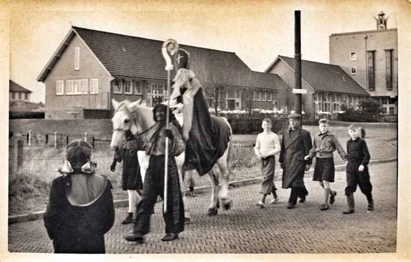 Volksfeest in Wijk aan Zee
Volksfeest in Wijk aan Zee st Nicolaas op bezoek geweest bij
Heliomare met n echte Zwarte piet
Keywords: waz personen