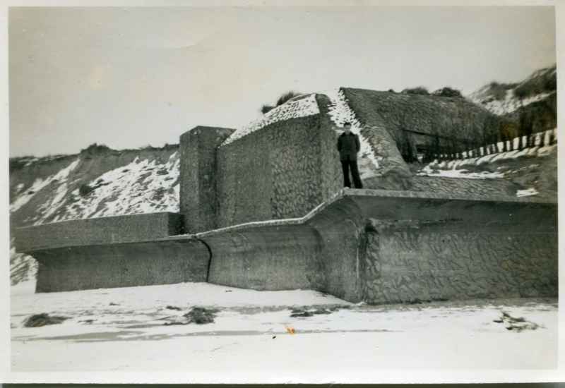 Bunker op het strand
Bunker op het strand met Leo Durge op de bunker
Keywords: waz personen durge
