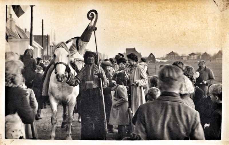 Volksfeest in Wijk aan Zee st Nicolaas in tocht
Volksfeest in Wijk aan Zee st Nicolaas in tocht op de Verl Voorstraat 
Keywords: waz personen