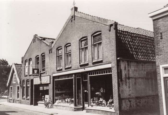 Winkel aan de Koningstraat
Winkel van mevr Retel
Keywords: bwijk sloop winkel