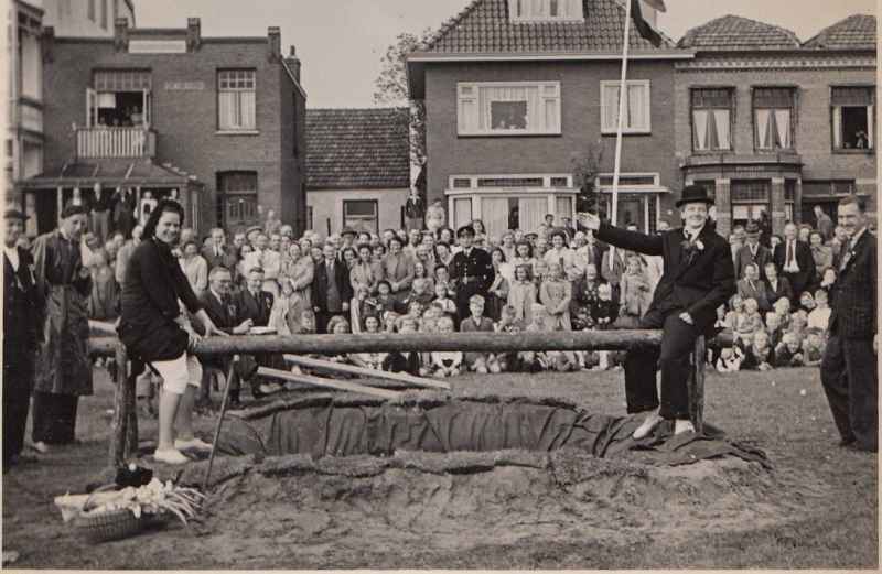 Volksfeest in Wijk aan Zee op de Verl Voorstraat 
Volksfeest in Wijk aan Zee op de Verl Voorstraat met oa 
Jan van Bennekom, Cor Visser op de Balk 
Keywords: waz personen