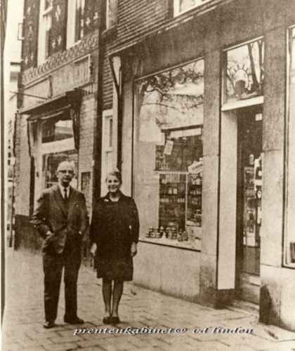 dr Deegenaar met dochter
Voor de familie Deegenaar betekend de overgang van oud naar nieuw het afscheid van Beverwijk.De vertrouwde drogisterij"De krokodil"aan de Breestraat gaat verdwijnen. per 31 dec 1968 
Keywords: bwijk personen