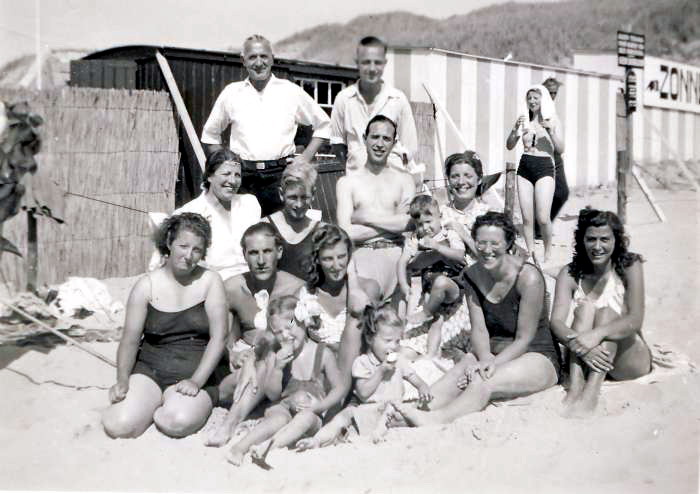 Familie dag op strand
oa Klaas Oosterveen met zijn vrouw
Keywords: waz personen
