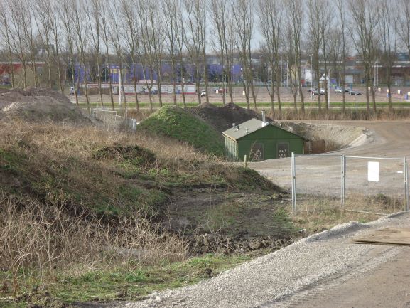 Jachthuis
Doordat op de belt slakken gestort moesten worden heeft men ook maar meteen het jachthuis "ingebouwd." 
Keywords: Bwijk