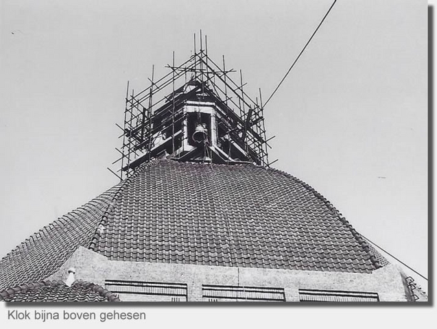 Sint Agathakerk 1956
Het plaatsen van het carillon op de Sint aagtenkerk.  
Keywords: bwijk Sint Agathakerk
