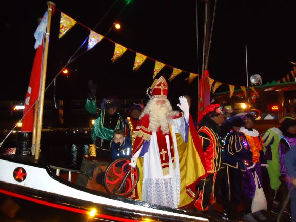 Aankomst_van_Sinterklaas_met_Zwarte_Pieten_in_de_Pijp_AGP.JPG