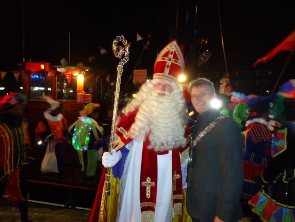 Begroting_van_Sinterklaas_met_burgemeester_Martijn_Smit_bij_de_Pijp.JPG