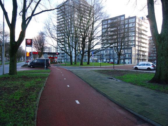 Zicht op de Wijkerbaan 14 januari 2019
Met de bouw van het woon en winkelcentrum de Wijkerbaan is in 1962 een begin gemaakt. Het winkelcentrum werd door de gemeente Beverwijk gerealiseerd met als uitgangspunt dat het als centrumgebied voor de fusiegemeente Staalstad, een samenvoeging van Beverwijk en Heemskerk, zou functioneren. De fusie van de beide gemeenten kwam er echter nooit en de Wijkerbaan werd een buurtwinkelcentrum. Het winkelcentrum werd in 1965 geopend. Het kostte 7 miljoen gulden en werd uit gevoerd door Smit’s Bouwbedrijf: 216 flatwoningen, 16 winkels, 20 winkel/woningen (winkels met bovenwoningen), 78 garageboxen, een groot garagebedrijf annex servicestation, alsmede een groot gebouw waarvan de bestemming nog moest worden bepaald. Twee beeldbepalende monumenten stonden er; het borstbeeld van J.F. Kennedy dat werd aangeboden door de Algemene Bank Nederland aan het gemeentebestuur. Het beeld werd op 6 januari 1965, gelijktijdig met de opening van de Stadskantoor onthuld. Dick Stins heeft dit beeld in brons uitgevoerd en ook dit beeld staat in depot om straks weer op de Wijkerbaan terug geplaatst te worden. En niet te vergeten het alom geprezen carillon. Op dinsdag 7 september 2010 trokken grote voertuigen op het President Kennedyplein de aandacht. Menig voorbijganger bleef even staan. Wat gaat hier gebeuren? Dat antwoord kwam snel. Het Carillon, eerder al ontdaan van de klokken, werd definitief uit het straatbeeld weggenomen. De klokken zijn veilig opgeslagen in depot in afwachting van een nieuwe bestemming en blijven op die manier bewaard voor Beverwijk. 

Ansicht en tekst: Co Backer
Keywords: Bwijk Wijkerbaan