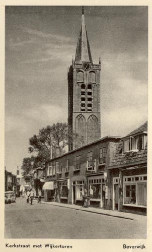 Kerkstraat
Aan de winkels op deze ansichtkaart is overduidelijk te zien dat de kerkbuurt in vroeger jaren het winkelcentrum van Beverwijk was. De winkels waren er niet alleen aan de Kerkstraat, maar ook aan de Torenstraat en een enkele aan de Jan Alsweg. Ook de Peperstraat was rijk voorzien van winkels. Men kende in die tijd nog geen supermarkten, maar die kwamen spoedig nadat de foto voor deze ansichtkaart genomen was en dat was in de vijftiger jaren.
Keywords: Kerkstraat bwijk