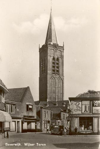 Torenstraat
Op deze kaart zien we rechts enkele pandjes die velen zich nog wel kunnen herinneren zoals de Drogisterij van de Bree. In de kerkbuurt waren in vroeger jaar talloze winkels, het winkelgebeuren verplaatste zich in de loop van de jaren meer en meer richting Breestraat.
Keywords: torenstraat bwijk