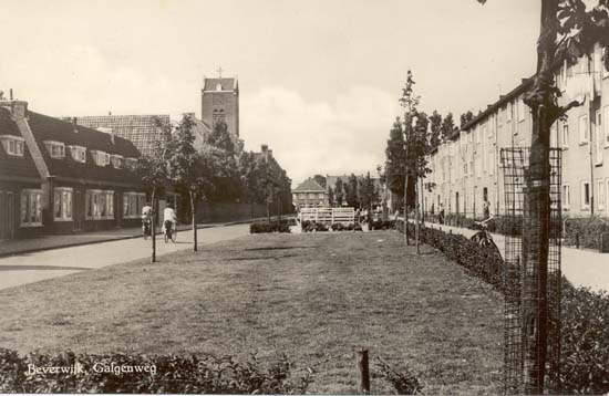 Galgenweg
De Galgenweg of zoals de straat vroeger werd genoemd het Galgenwechjen kwam reeds van oudsher uit op de Grote Houtweg. Op het punt van samenkomst van deze wegen lag Galgenveldt. Hier stond de galg waar ter dood veroordeelden werden opgehangen. Tot aan de Franse tijd was op deze plaats het gerecht. Rond 1950 werd aan de Galgenweg een flat gebouwd welke qua woongenot tekort schoot. Enige tijd terug is deze flat gesloopt om plaats te maken voor een moderner woongebouw.
Keywords: Galgenweg bwijk