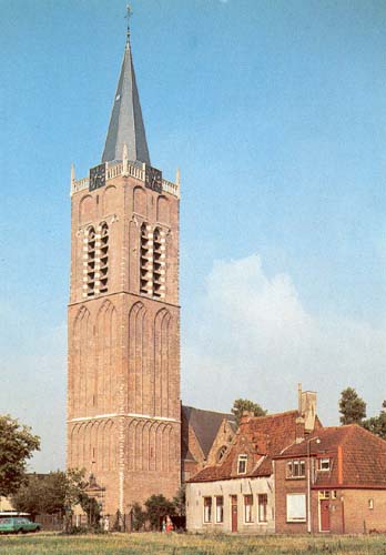 Kerkstraat
Een Wijker kan niet buiten  “zijn” Wijkertoren. Deze toren, de huidige Ned.Hervormde Kerk werd gebouwd van 1400-1475, een kerk in gotische stijl. Op de plaats van de kerk bevond zich een kapel welke waarschijnlijk aan het eind van de 9e eeuw is gebouwd. Het was in feite - na de kapel - de tweede St.Agathakerk. Na het vertrek van de Spaanse troepen in 1567 lag de kerk in puin, alleen de toren stond nog overeind. In 1592 werd begonnen met de herbouw van de kerk, die inmiddels was toegewezen aan de aanhangers van de reformatie. De herbouw kwam in 1648 gereed. De kerk werd gerestaureerd in de jaren 1976-1983, daarbij werden de houten tongewelven weer in de oorspronkelijke staat teruggebracht. De kerk bevat veel bezienswaardigheden, de toren is 68 meter hoog. Bij een brand in 1912 ging de spits verloren, een nieuwe spits werd gebouwd in 1914, toen kwam er o.a. een balustrade op de hoeken. Sinds een bepaling uit 1798 is de toren eigendom van de gemeente Beverwijk. 

Bron: boek “Dit was Beverwijk”, auteurs: J.M. Van der Linden/ W. A. Spruit                 
Bewerking: Co Backer
Keywords: kerkstraat bwijk