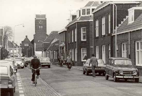 Boeweg
Een ansichtkaart van de Boeweg naar schatting zo rond 1970. De woningen aan de rechterzijde van de wel staan er allemaal nog. De woningen van het St. Aagtendorpzijn wel allemaal geïsoleerd aan de buitenkant, immers dat kon niet anders omdat de woonkamers dan nog kleiner werden. Dat is de reden dat zij thans anders gekleurd zijn. De woningen dateren uit begin van de twintiger jaren, gebouwd van 1922 tot 1924.
Keywords: Boeweg bwijk