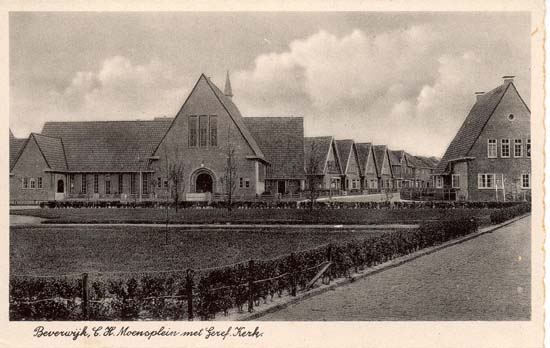 Moensplein
Het Moensplein is weer eens aan een opknapbeurt toe. Op deze ansichtkaart eigenlijk twee gebouwen die het verklaren waard zijn, namelijk de Middelaarkerk welke dateert uiit 1930/31 en het voormalige kantoor van de dienst Openbare Werken waarin directeur G.K.de Bie met zijn medewerkers hun zetel hadden. Dit laatste gebouw is tegenwoordig een kinderdagverblijf, de kerk is ook niet meer in gebruik, daarin is nu anno 2001 een zaak op het gebied van meubelinrichting gevestigd. Toen de muziektent hier nog stond werden er in de zomermaanden altijd concerten gegeven, politiemannen liepen tussen de luisterende menigte en wanneer je niet stil was werd je verwijderd.
Keywords: moensplein bwijk