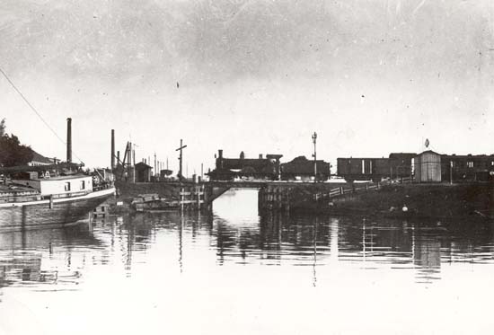 Oude spoorbrug over de haven
De oude spoorbrug over de haven. Dit alles is moeilijk uit te leggen. De haven van Beverwijk was vroeger gelegen op de plek waar thans het parkeerterrein aan de Meerstraat is. Elders treft U zeker hiervan nog foto's aan. De schepen van de Beverwijkse schippers laadden en losten hier hun goederen. Via de haven de Pijp en het Zijkanaal A voeren de schippers dan richting Amsterdam. De spoorlijn van Beverwijk naar Uitgeest kruiste echter hun pad, door de nauwe onderdoorgang konden de schippers uitvaren, zij het met de nodige moeite.
Keywords: haven de meer meerplein bwijk