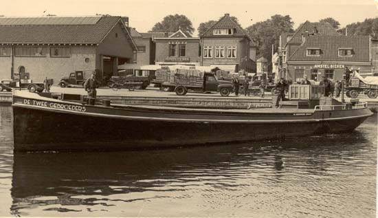 Haven de Meer
DE TWEE GEBROEDERS van schipper Kooiman afgemeerd op de Meerstraat ter hoogte van de Nieuwstraat. Wij zien op de kaart allereerst de BET-veiling van Antoon en Chris Duin, welke in 1936 is gebouwd en toen de veilingen naar het industrieterrein werden verplaatst allang geen dienst meer deed waarna het gebouw werd afgebroken. Daarvoor had de ABC-sociëteit er nog even kort ingezeten. Rechts naast de Nieuwstraat het café van Jan Beentjes, dit is afgebroken om plaats te maken voor een nieuw pand, anno 2001 een radiozaak. Links van de Nieuwstraat het pand van de aardappelhandel van Schuyt, thans is hierboven gevestigd restaurant &quot;De Hoge Heren&quot;. Daarnaast had Piet en later Jos Nagel een slijterij.
Keywords: Haven de Meer bwijk