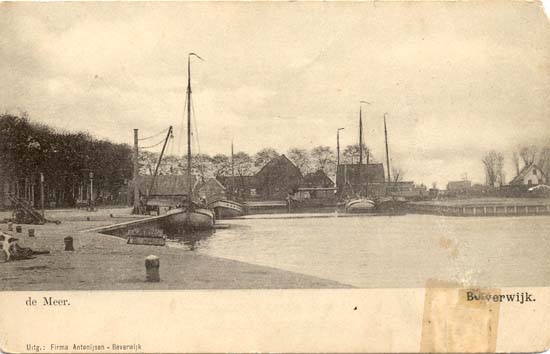 haven de Meer
Dit is een heel oudje van de Meer, wellicht 100 jaar oud. Op de achtergrond zien wij de gebouwen welke op de Koude Horn stonden. Houthandel Langendijk, Metaalgieterij Kennemerland, Brandstoffenhandel van Wijngaarden waren hier o.a. gevestigd. Later werd hier een fikse flat gebouwd en voor Dingler een nieuw pand voor kantoormeubilair.
Keywords: de meer