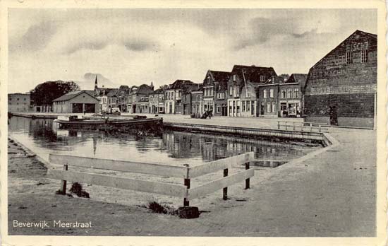 Koude Horn
Wij zouden dit een historische plek kunnen noemen want vanaf deze plaats begon het dempen van de haven en dat was nodig voor de aanleg van de Velsertunnel met bijkomende werken. Dat begon in 1955 toen vrachtwagens met zand hun lading in het water kieperden. Eigenlijk vonden de Beverwijkers dat niet spijtig, immers de haven had niet zo'n goede naam want jarenlang was de riolering van Beverwijk in de haven uitgekomen en dat ging gepaard met de nodige vervuiling en stank. Weliswaar draaide de Rioolwaterzuivering in 1955 al, maar de stank was nog niet weg. Maar ook de beek welke uit het duin via Scheijbeeck stroomde kwam uiteindelijk in de haven uit en daarom waren er nog al wat aanpassingen nodig. De vijvers bij het station werden gegraven voor de eerste opvang van het water.
Het overtollige water van de haven stroomde via dit hoekje richting polder (het slootje van Elling).
Keywords: koude horn bwijk