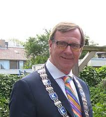 Han van Leeuwen (17 januari 2008 tot 1 september 2014)
J.F.C. (Han) van Leeuwen werd geboren op zaterdag 30 januari 1954 in Velsen. In 2002 werd hij wethouder in Zandvoort en drie jaar later werd Van Leeuwen waarnemend burgemeester van de toenmalige Noord-Hollandse gemeente Bennebroek. Zijn benoeming als burgemeester  van Beverwijk was op 15 januari 2008. Burgemeester Han van Leeuwen zal per 15 januari 2014 worden herbenoemd voor een periode van zes jaar. Dat heeft de Commissaris van de Koning in Noord-Holland vandaag aan college en gemeenteraad laten weten. Op voorstel van de vertrouwenscommissie heeft de gemeenteraad op 16 mei 2013 het besluit genomen om de heer Van Leeuwen bij de Commissaris van de Koning aan te bevelen voor een herbenoeming als burgemeester. Met deze herbenoeming is Van Leeuwen de eerste burgemeester sinds lange tijd die zijn ambt in Beverwijk gedurende een tweede termijn zal vervullen. Dat de van huis uit D66 burgemeester Han van Leeuwen een fusie zag zitten bleek uit de Nieuwjaarsrede in 2010 waarin hij opriep tot een fusie van de IJmond gemeenten. Van Leeuwen vond dat er een krachtige IJmond – gemeente nodig was. “Wij zien dat zonder ingrijpen binnen tien jaar een volledige verstopping dreigt’’, aldus Van Leeuwen die vervolgens wijst op het belang van de Velsertraverse voor Velsen-Noord, Beverwijk, Tata Steel. Samenwerking en zogenaamde gemeenschappelijke regelingen zijn volgens hem niet toereikend. ,,Willen wij meer greep krijgen op onze toekomst dan zullen wij meer moeten doen dan alleen samenwerken op deelgebieden. Dan zal er een krachtige IJmond – gemeente moeten komen’’, aldus de Van Leeuwen. Per 1 september 2014 ging Van Leeuwen met ziekteverlof.  In het Noordhollands Dagblad verwoordde hij het als volgt: “Ik lijd aan een neurologische slaapstoornis, waardoor ik niet genoeg energie heb om mijn werk als burgemeester te doen”. De burgervader lijdt al langere tijd aan de stoornis. “Dat leidde ertoe dat ik regelmatig dingen heb moeten missen, en dat het aan zichtbaarheid heeft ontbroken”. Burgemeester Han van Leeuwen stuurde een brief aan Johan Remkes, de Commissaris van de Koning in Noord-Holland, waarin hij verzoekt om hem per 1 januari 2017 eervol ontslag te verlenen. 
Han van Leeuwen was een burgemeester die midden en tussen de bevolking stond. Je zag hem vrij regelmatig met een opvallende zwarte fiets in de Wijk fietsen en altijd bereidt voor een praatje. Ook zijn muzikale talent stak hij niet onder stoelen en tafels. Als een begenadigd saxofonist speelde hij regelmatig zijn deuntje mee o.a. met de burgemeesters uit onze omgeving en niet te vergeten een zeer groot fan van onze Beverwijkse Bintangs. Het afscheid als burgemeester van Beverwijk was groots en zeer druk. Hij typeerde zich zelf als een dwarse medestander. Ook merkte hij op dat het besturen van de stad niet altijd gemakkelijk was geweest: ,,In tijden van spanning mag en moet onderscheid worden gemaakt tussen de functionaris en de mens.’’ Over zijn samenwerking met de ambtelijke staf zei hij: ,,Vaak had ik meer ambitie dan geduld.’’ Zijn afscheid van de gemeente Beverwijk noemde hij het mooiste afscheid dat een niet-werkende burgemeester zich kan wensen. ,,Een afscheid zegt meer over degene die het aanbiedt, dan over degene die het krijgt.’’ 


Foto: Raimond Bos  
Tekst: Co Backer   

Keywords: Burgemeester van Beverwijk