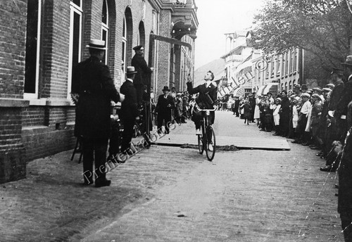 Volksfeesten
Volksfeesten ringsteken in de Zwaanstraat
Keywords: waz Volksfeesten ringsteken