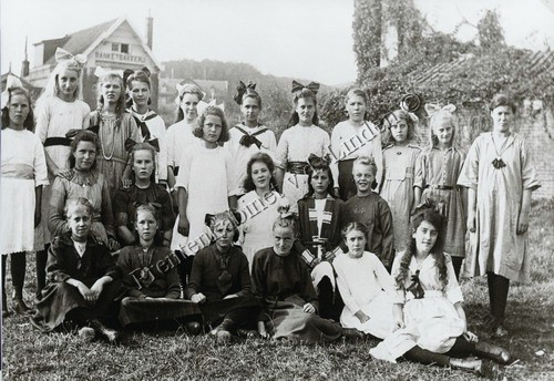 Met o.a. mej. Franck, Saar de Goede, Jansje Heine, Jo de Goede, Stien v.d. Meij, Marie v.d. Meij, Bets van Es, Helma Eerhart, Neel v.d. Meij, Coba Durge, Jopie Visser, Daatje Kippersluis, Stien Warmerhoven, Rie van Zijl, Marij Duin, Marie Duin, Mien Warmerhoven, Mien Schelvis, To v.d. Meij, Marta van Es  anno 1919
Keywords: waz franck goede heine meij es eerhart durge visser kippersluis warmerhoven zijl duin schelvis