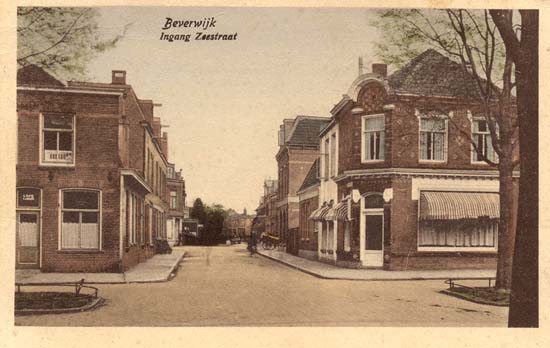 Zeestraat
De Breestraat ter hoogte van de Zeestraat. De kaart dateert uit rond 1935. De ingang van de Zeestraat vanaf de Breestraat was toen iets beter geworden, maar nog altijd smal. Dat zal dan ook de reden geweest zijn dat dit deel van de Zeestraat thans afgesloten is voor auto's.
Dit eerste deel van de Zeestraat tussen Breestraat en Koningstraat werd vroeger Molensteeg genoemd en ook wel Slagtsteeg naar de bakker op de hoek. Aan de linkerzijde, laatstelijk het café van Zonjee, is nu het modehuis van Kemp gevestigd. Ten tijde van het maken van de foto zal aan de rechterzijde bakker Hartog gebakken en gewinkeld hebben, later kwam hier De Vries Electro. Het pand werd in 1980 gesloopt om plaats te maken voor nu een kledingzaak.
Keywords: zeestraat bwijk breestraat