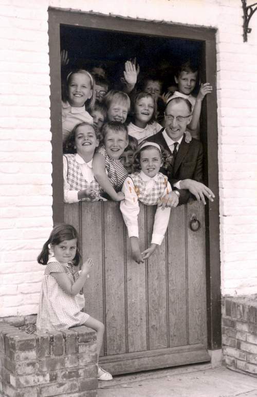 Heilighart school
Meester Fluitman met zijn klas in de speeltuin van oud Wijk aan zee
Keywords: waz Personen uit het dorp