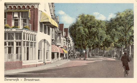 Breestraat
De ingang van de Breestraat gezien vanaf de Velserweg. De kaart dateert uit rond 1935.
Aan de linkerzijde zien wij Restaurant Bellevue. Dit perceel was oorspronkelijk het woonhuis van de dames Reumer (Römer). In 1906 bouwde Hendrik Sant uit Purmerend, na de sloop van het oude woonhuis, een café. In de jaren 1919-1937 exploiteerde Knipper de zaak, in 1938 gevolgd door L.Klaver, die de zaak uitbreidde met een terras en de laatste exploitant was de heer H.W.Heinink. Bellevue was de plaats waar veel verenigingen onderdak vonden en vergaderden en de trekking werd gehouden van de jaarlijkse loterij van de harddraverijvereniging en Bellevue was indertijd ook één van de weinige zaken met een nachtvergunning. In 1979 volgde sloop en later nieuwbouw door de Banque de Paris en des Pays-Bas, die toen al enige tijd gevestigd was aan de Velserweg (Kennemer Hotel). 
Het heeft enige tijd geduurd voor er met de nieuwbouw werd begonnen, want de bank werd pas op 11 november 1982 geopend. Het lukte de bank hier in Beverwijk echter niet en men vertrok. Nu, en wij schrijven 2001, biedt het gebouw huisvesting aan enkele andere ondernemingen. 
Keywords: Breestraat entree bwijk