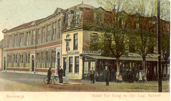 Breestraat entree Hotel ter Burg en school
Hotel ter Burg en de Openbare Lagere School aan het Stationsplein en Breestraat. De school werd op de Breestraat gebouwd in 1871. Daarvoor stond er een school aan de Peperstraat. Hoofd van de school was Meester Sluiter, daarom werd de school ook wel 'Sluiterschool' genoemd. In 1883 werd hij opgevolgd door Meester J. van Lingen, die hoofd bleef tot 1922. De school groeide in de loop van de jaren stormachtig en er vonden diverse uitbreidingen plaats. Zo werd er een verdieping op de school geplaatst. Meester van Lingen diende al deze jaren op geweldige wijze de Beverwijkse gemeenschap en aan zijn initiatief was onder andere de oprichting van de nijverheidsavondschool voor ambachtslieden en de huishoud- en industrieschool te danken. Hij nam actief deel aan de oprichting van de Beverwijkse Harmoniekapel en de Beverwijkse Gymnastiekvereniging, het latere Turnlust.
Rond 1924 werd er een nieuwe school gebouwd aan het Moensplein en de oude school werd verkocht en hierin kwam uiteraard na de nodige verbouwingen het Luxortheater.
Keywords: breestraat bwijk