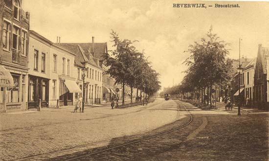 Breestraat
De Breestraat rond 1920, de (verhoogde) rails van de stoomtram zijn nog aanwezig. De woningen aan de linkerzijde zijn, op een enkele uitzondering na, allemaal winkels geworden.
Enkele namen van vroeger: de tapperij van Korsman, later Zonjee, Café Kennemerland van Herbert Blom, later de familie Klein, smederij Veerbeek, loodgieter Ab Blom, de parfumeriezaak van Schoos, drukkerij Haarmans, bakker Doets en dan zijn wij niet volledig geweest.
Keywords: Breestraat