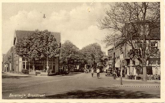 Breestraat entree
Hier zien wij de ingang van de Breestraat, maar ook van de Koningstraat iets verder vanaf de Velserweg genomen dan een eerdere kaart. Deze kaart moet van de dertiger jaren zijn. Links wederom Café Bellevue gebouwd in 1906 nadat een woonhuis ter plaatse was gesloopt. Bellevue is in 1979 gesloopt om plaats te maken voor nieuwbouw, in eerste instantie een bank. Een stukje echt Beverwijk van betekenis voor menigeen ging hiermede verloren.
Keywords: Breestraat entree bwijk