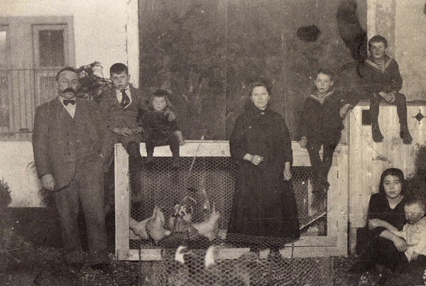 Familie E koopman
1922 Pluimveetentoonstelling in Hotel  de Zon aan de Breestraat

foto Familie Koopman
Keywords: bwijk familie