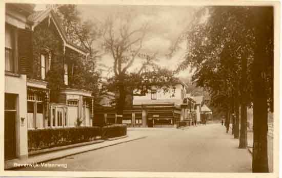 Velserweg
De Velserweg, een afbeelding van kort na de tweede wereldoorlog. Geen autoverkeer, want auto's waren er nog amper, zo kort na de bevrijding. De villa's links werden in 1957 gesloopt om plaats te maken voor kantoren van Van Hattum en Blankevoort, welke firma Beverwijk dreigde te verlaten omdat er tekort kantoorruimte was, men groeide uit het jasje. Daar gingen heel wat onderhandelingen aan vooraf; de afdeling bevolking (gehuisvest in het koetshuis) moest verhuizen, de oude pandjes waarin de gemeentebode en de tuinman van Scheijbeeck woonden werden ontruimd en een stuk grond aan de zijde van de Vondellaan werd verkocht. Van Hattum en Blankevoort vertrok in later jaren toch uit Beverwijk in verband met een fusie en enkele jaren terug (eind negentiger jaren) werden de kantoren afgebroken om plaats te maken voor weer andere kantoren. Voorts op de achtergrond het Kennemer Hotel (oorspronkelijk de dameskostschool), na veel andere bestemmingen is hier thans de directie van het Rode Kruis Ziekenhuis ingetrokken. 
Keywords: velserweg bwijk