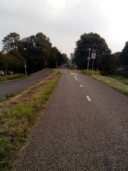 Sint Aagtendijk
Sint aagtendijk richting sportvelden.
4 oktober 2015 
Keywords: Bwijk Sint Aagtendijk