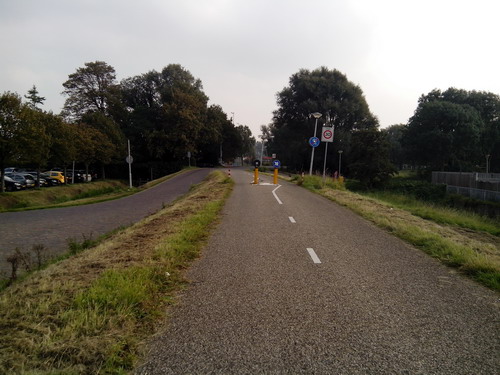 Sint Aagtendijk
Sint aagtendijk richting sportvelden.
4 oktober 2015
Keywords: Bwijk Sint Aagtendijk