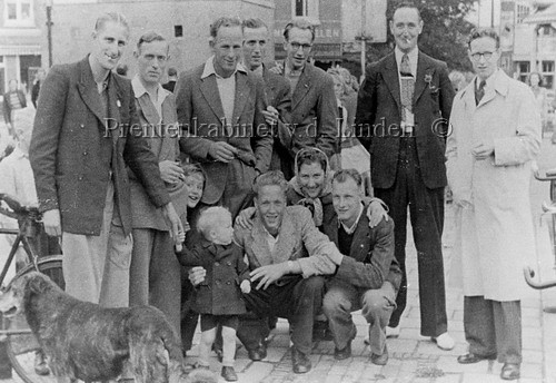 Met o.a. Jos Zwart, F. de Winter, W. Snijders, A. Schelvis, G. de Boer
J. v.d. Meij, K. Hilbers, Jo Schelvis/Beentjes, Wim v.d. Meij, kinderen van Schelvis.
Keywords: waz zwart winter snijders schelvis boer meij hilbers beentjes