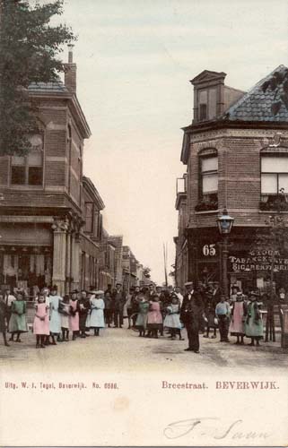 Breestraat
Wij zijn op de hoek van de Nieuwstraat beland. De ansichtkaart is al heel oud, 'Uitg.W.J.Tegel', het aardige is dat dit soort kaarten door de uitgever altijd gecodeerd werd. Het nummer 6686 betekende echter niet dat er zoveel kaarten verschenen waren.
De fotograaf heeft wel veel tijd nodig gehad om de foto te maken, ondertussen was er al een samenscholing van dames met schortjes en een enkele heer met pet ontstaan. Links was de zaak van Stoutenbeek Modemagazijnen min of meer in de oorspronkelijke toestand, nu is daar BCC in een geheel verbouwd pand, rechts is de zaak van de Schoenenreus. Maar ten tijde van het maken van de foto was er een 'Stoom Tabakskerverij en Sigarenfabriek' gevestigd. Later was hier een drankenwinkel van De Swart en nadat de winkel afbrandde is er nieuwbouw gekomen. Hoe oud de ansichtkaart is? Wij houden op begin 1900.
Keywords: Breestraat bwijk