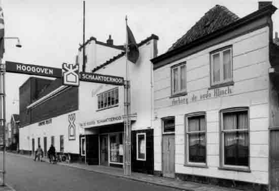 Zeestraat
Zeestraat met het Kennemer Theater en 25 jaar Hoogoven schaak. Rechts daarvan Cafe Herberg de oude Klinck van Carel van 't Hart. De foto is van 1964.
Keywords: Zeestraat bwijk