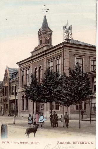 Breestraat
Het raadhuis van Beverwijk heeft al eerder te kijk gestaan. Het is gebouwd in 1868, want op 18 juli 1868 mocht de toenmalige burgemeester Arent Magnin de eerste steen leggen. Dit alles gebeurde in tegenwoordigheid van de wethouders J.F.Halder en P.Verhagen Pzn. (niet te verwarren met de Pieter Verhagen van de gelijknamige laan, deze was de eerste stedebouwkundige van Beverwijk). Voorts waren daarbij aanwezig de raadsleden W.J.C.Waterschoot van der Gracht, J.J.Delruel, P.Kool Jz., A. Stumphius en F.W. van Andel Weller, allemaal namen die ons nu nog bekend zijn. Natuurlijk is de gedenksteen na sloping van het raadhuis veilig gesteld. Het raadhuis was geen mooi gebouw, er gingen de laatste jaren weleens stemmen op om het op de monumentenlijst te plaatsen, maar dat zullen wel voorzichtige pogingen geweest zijn om de sloop te voorkomen. Het gebouw was tot stand gekomen in wat men noemt het stijlloze tijdperk en was architectonisch gezien niet groots. Bij de ingebruikneming in 1869 was in het raadhuis ook een school gevestigd, de Franse school, een soort mulo. Ook was er een aantal jaren het kantongerecht gevestigd. 
De voorspoedige groei van Beverwijk -en in 1936 kwam ook Wijk aan Zee en Duin bij Beverwijk-, maakte het dat het gebouw te klein werd. Daarom werd in 1920 de naast het raadhuis staande kruidenierszaak van H.W.Wicherink aangekocht en in 1939 de manufacturenzaak van B.H.Zurlohe. De gemeentesecretarie en de politie vonden er onderdak, de gemeentebode van Uum woonde er boven, maar in 1946 verhuisde 'het stadhuis' naar Scheijbeeck en kreeg de dienst Openbare Werken het gebouw ter beschikking. Deze dienst, oorspronkelijk gehuisvest in het kantoor aan het Moensplein 10, had meer ruimte nodig want Beverwijk wachtte een grote groei.
Keywords: bwijk Breestraat raadhuis