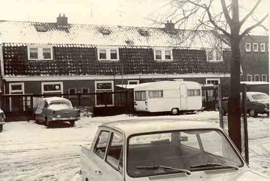 Markt
(Bron De Kennemer 7 februari 2002)

Met iedere hap verdwijnt er een stukje Beverwijkse historie van het Marktplein. Rigoreus baant de grijper zich deze week een weg door de gezichtsbepalende huisjes, die aan de voorkant uitkijken op de Koningstraat en achter grenzen aan het Marktplein. De gemeente heeft grootse plannen met dit deel van Beverwijk. Het belastingkantoor, dat op de hoek Koningstraat en Marktplein heeft gestaan, doemt weer even op. Het lijkt eeuwen geleden. Als los zand glipt de tijd tussen onze vingers en die van de sloper door. Nog even en ook deze huisjes lijken een eeuw geleden hier te hebben gestaan.
Keywords: markt koningstraat