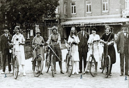 met o.a. Trien de Boer, Nel Jansen, Fie Grapendaal, An de Boer, Dien Jansen, Gre v.d. Meij, Smit (schilder), Dirk Zuiderduin, Leo Schelvis.
Keywords: waz boer jansen grapendaal meij smit zuiderduin schelvis