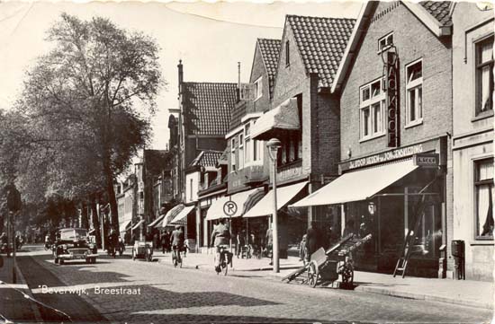 Breestraat
De Breestraat ter hoogte van de Hobbesteeg omstreeks 1957. Wij zien duidelijk het pand er op van Jac Koop Heren- en Jongenskleding, de glazenwasser is de ramen aan het zemen. Aan de andere zijde van de Hobbesteeg zien wij het pand van Welkers 'De Stad Maastricht' geheten, de zaak kwam uit Hoorn, daar is nog een vestiging, of het een iets met het ander te maken had is onbekend. De naam  zou te danken zijn aan het feit dat Maastricht alom bekend was om zijn aardewerk. Tegenwoordig (2001) zetelt in dit pand Modehuis van Vuuren, het is praktisch ongewijzigd gebleven.
Keywords: bwijk Breestraat