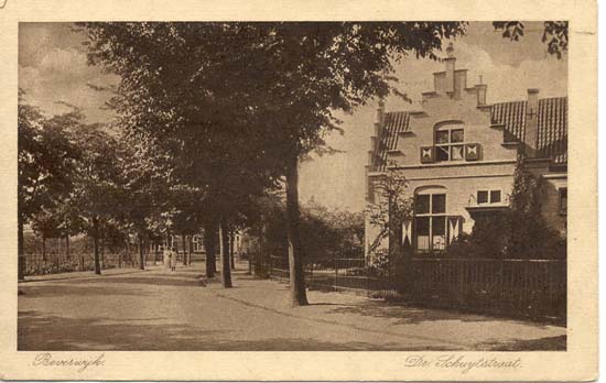 Dr. Schuitstraat 
De Dr. Schuitstraat in de twintiger jaren, het woonhuis aan de rechterkant ziet er nog hetzelfde uit. Op de achtergrond zien wij de villa Uitwijck. Er is toch nog iets bij het oude gebleven.
Keywords: Dr Schuitstraat bwijk