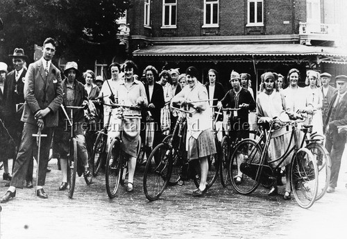 met o.a. H. v. Gool G. de Boer, F. v. Zijl, M. Duin, Mw. Bootsma, Truida Jansen, Gre v.d. Meij, Marie Mooi, Dien Jansen, Marie Snijders, Maartje Snijders-Vroegop, Mietje v.d. Meij, Fie Kroon-de Boer, Trien de Boer, Vader de Boer, T. Gijsenberg
Keywords: waz gool boer zijl duin bootsma jansen meij mooi snijders vroegop kroon boer gijsenberg