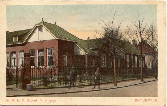 Prins Bernhardlaan - MULO
De vroegere M.U.L.O. School aan de Prins Bernhardlaan, vroeger Schoollaan geheten. Het was een openbare school, die in 1940 verhuisde naar het gebouw van de R.K. Tuinbouwwinterschool aan de Baanstraat. De ansichtkaart is van rond 1925. Heel lang is in de school de Juliana van Stolbergschool of te wel de Groene Kikkerschool geweest, een lagere school die door enkele fusies is opgeheven. In de volksmond sprak men uitsluitend van Julianaschool.
Juliana van Stolberg was de moeder van Willem van Oranje, waarom deze naam gekozen werd is ons onbekend. Ook De Zevensprong is in de school gehuisvest geweest, nu is het een onderdeel van de school van het Sanatorium Heliomare.
Keywords: Prins Bernhardlaan MULO bwijk